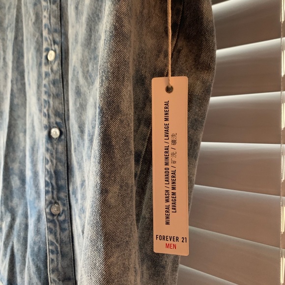 NWT Men’s F21 Denim Button Down - Picture 3 of 6
